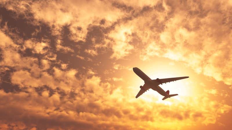plane passing by sun cloudy day widelg » Gnews Bahia