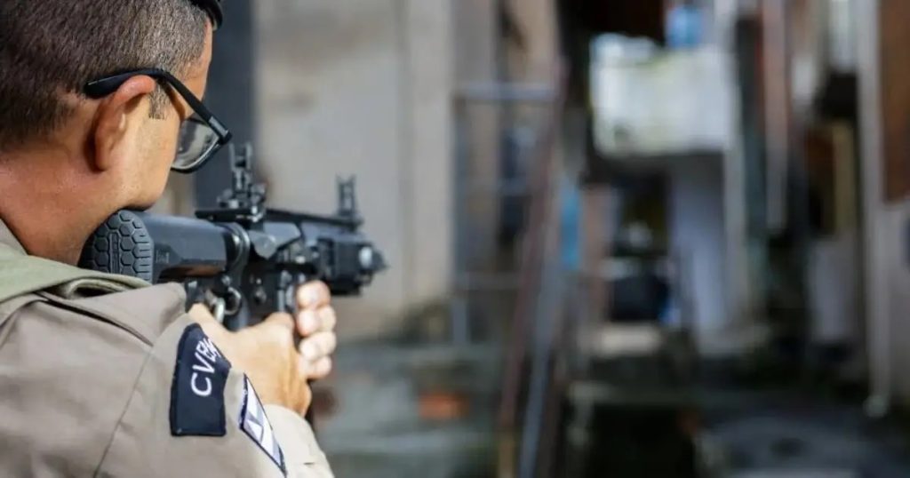 policia testanto arma » Gnews Bahia