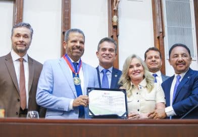 Presidente da ALBA elogia trabalho modernizador do ex-secretário Edelvino Góes na administração pública Presidente da ALBA elogia trabalho modernizador do ex-secretário Edelvino Góes na administração pública