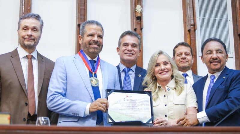 Presidente da ALBA elogia trabalho modernizador do ex-secretário Edelvino Góes na administração pública Presidente da ALBA elogia trabalho modernizador do ex-secretário Edelvino Góes na administração pública