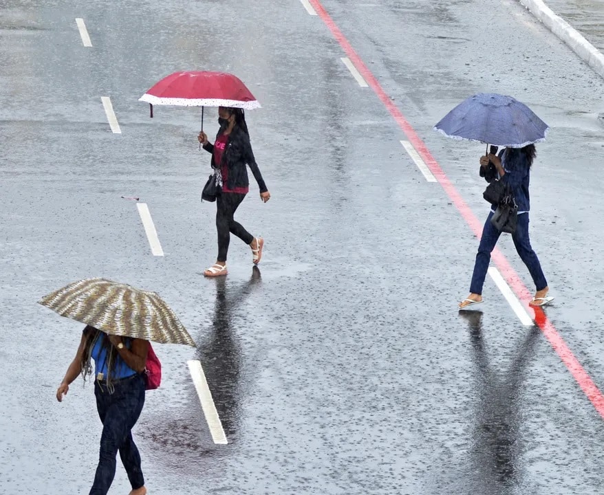 Gente na chuva &raquo; Gnews Bahia