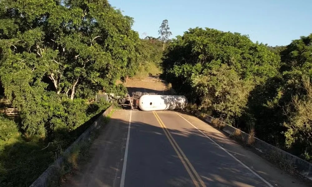 Carreta tombada &raquo; Gnews Bahia