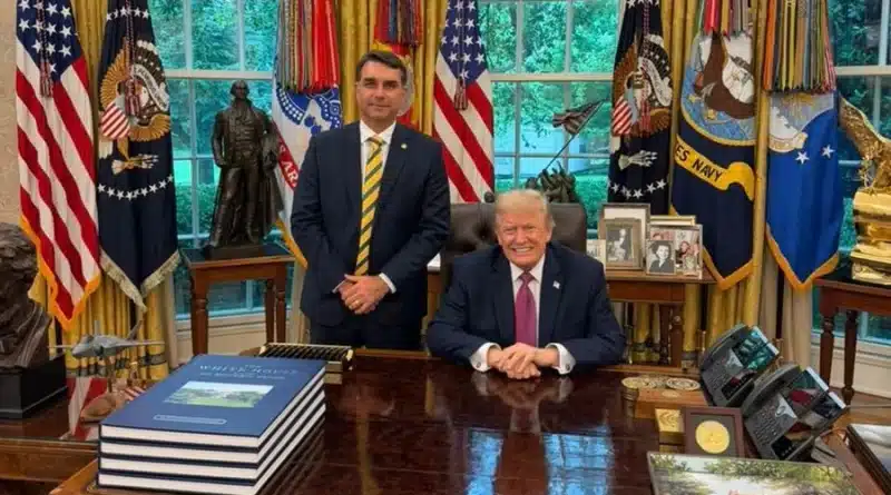 senador flavio bolsonaro ao lado do presidente donald trump na casa branca » Gnews Bahia