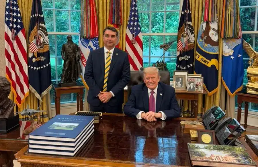 senador flavio bolsonaro ao lado do presidente donald trump na casa branca &raquo; Gnews Bahia