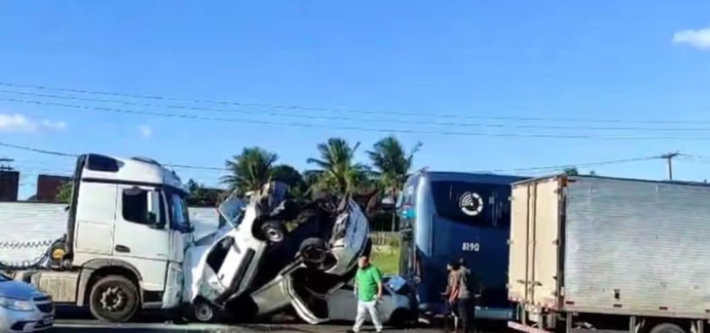 187383engavetamento com carreta cinco carros e onibus interdita br 324 em feira de santana 3 &raquo; Gnews Bahia