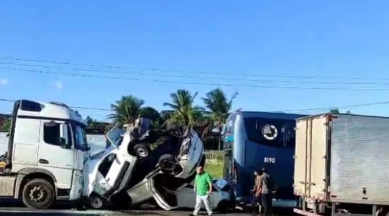 187383engavetamento com carreta cinco carros e onibus interdita br 324 em feira de santana 3 &raquo; Gnews Bahia