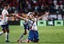 Alejo Véliz e Jean Lucas marcam, e Bahia vence Vitória no Barradão pela 1ª vez no Brasileirão