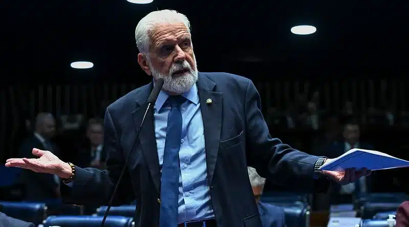 Lider do governo no Senado Federal senador Jaques Wagner PT BA em pronunciamentyo a bancada &raquo; Gnews Bahia