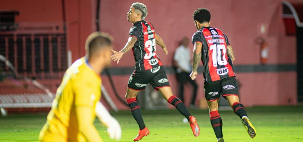 189507vitoria faz o dever de casa e goleia a lanterna chapecoense no barradao 3 » Gnews Bahia