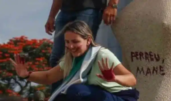 debora do batom escreveu perdeu mane em estatua 3049512 article » Gnews Bahia