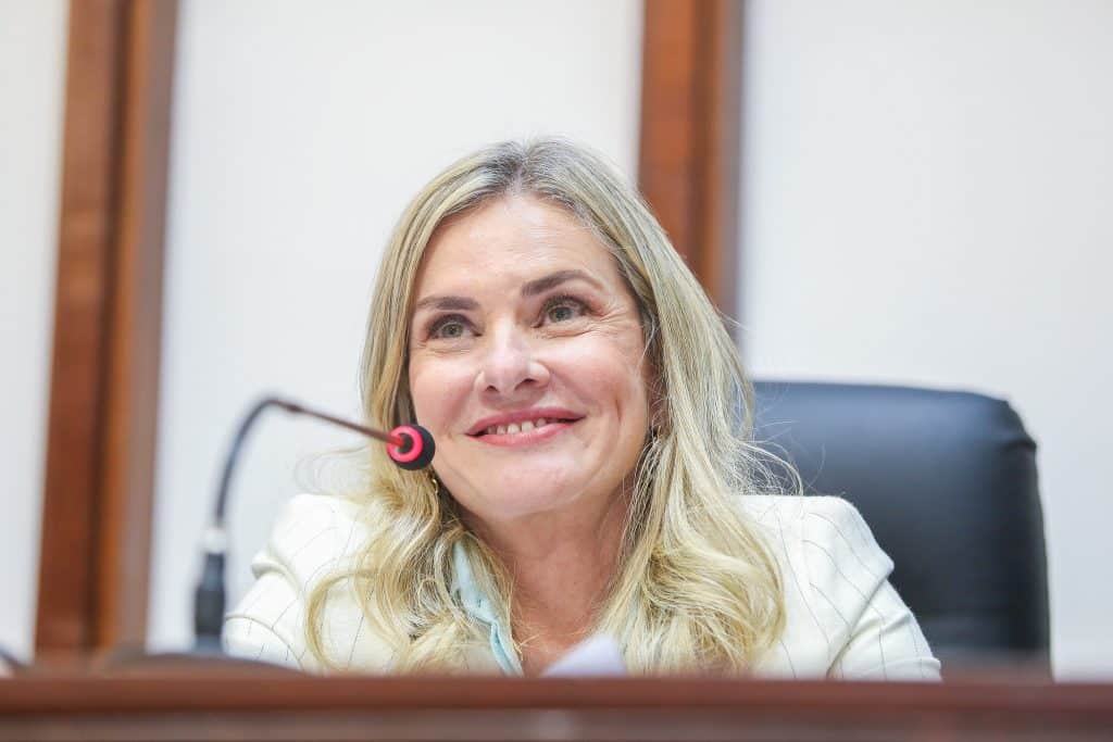 ivana bastos celebra mais de 200 mil votos ninguem0140475600202610061025 &raquo; Gnews Bahia