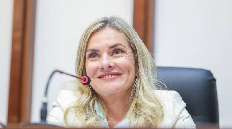 ivana bastos celebra mais de 200 mil votos ninguem0140475600202610061025 &raquo; Gnews Bahia